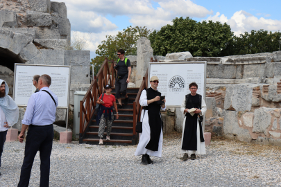 Bursa İznik Roma Tiyatrosu'nda mermer döşemeli yollar ve kanalizasyon hattı bulundu