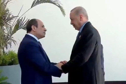 Erdoğan'ı kapıda karşıladı! Mısır'da dikkat çeken anlar...