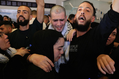 İsrail'in Ofer Hapishanesi'nden serbest bırakılan Filistinli esirlerin bir kısmı Ramallah'a ulaştı