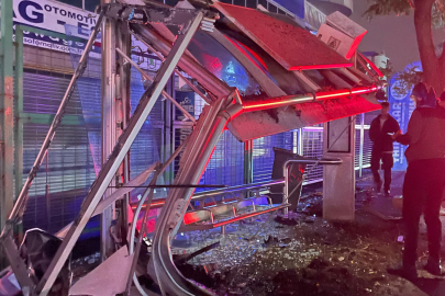 İstanbul Başakşehir’de kontrolden çıkan araç durağa daldı: 1 yaralı