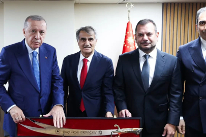 Trabzonspor Cumhurbaşkanı Erdoğan'a Sürmene kılıcı hediye etti