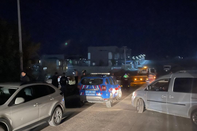 Diyarbakır'da 'dur' ihtarına uymayan sürücü aracıyla 3 otomobile çarptı
