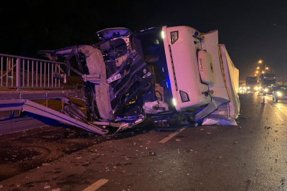 Eskişehir-Ankara yolunda devrilen tır ulaşımı aksattı