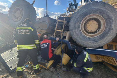 Eskişehir'de devrilen iş makinesi altında kalan operatör kurtarıldı