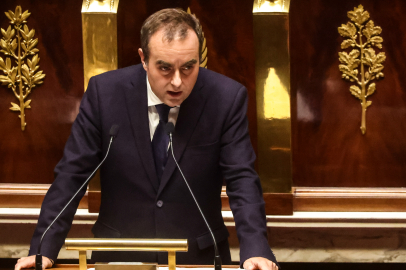 Fransa'da tartışmalı emeklilik reformu askıya alınacak