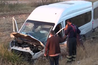 Kilis’te otomobil ile minibüs çarpıştı: 12 yaralı