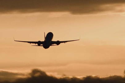 ABD Savunma Bakanı Hegseth'in uçağı İngiltere'ye acil iniş yaptı