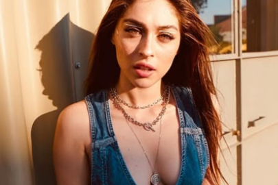 Süper mini şortuyla partide! Tarzı sosyal medyayı ikiye böldü...