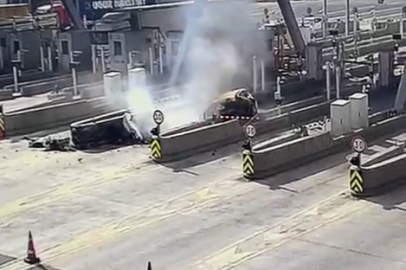 Gişelerde feci kaza! Süratle gelen araç paramparça oldu...