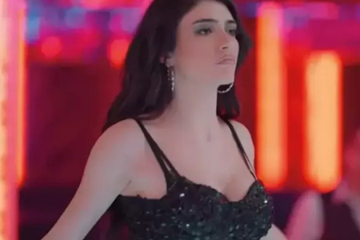 Hazar Ergüçlü'nün leopar desenli tarzı! Süper minisiyle sere serpe poz verdi