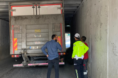 Manisa'da alt geçitte sıkışan kamyonun yardımına ekipler yetişti