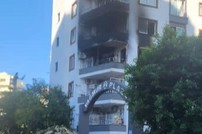 Mersin'de apartman dairesi çıkan yangında kullanılamaz hale geldi