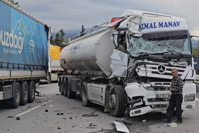 Sakarya'da otoyolda kaza: Hurdaya dönen tırdan burnu bile kanamadan çıktı