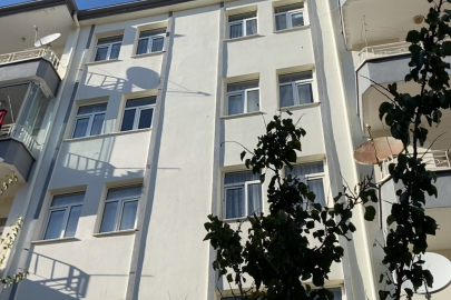 Aksaray’da beşinci kattan düşen 18 yaşındaki genç ağır yaralandı