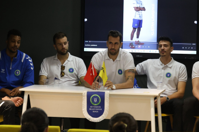 Bursa Büyükşehir Belediyesporlu voleybolcular öğrencilerle buluştu