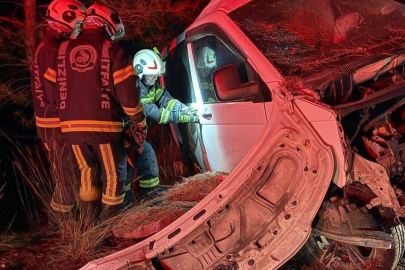 Denizli'de iki gence mezar olan araç hurdaya döndü