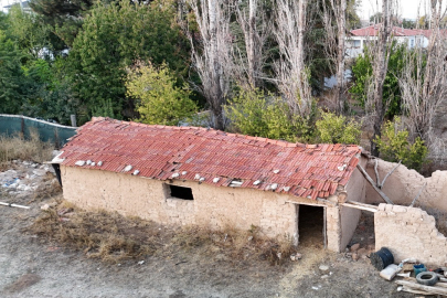 Eskişehir'de 14 yıl sonra ahırdan çıkarılan cesedin gömüldüğü yer görüntülendi