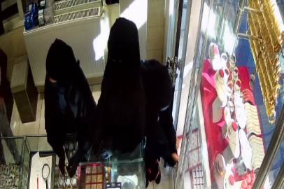 Konya'da ikisi oyaladı, biri vitrindeki milyonluk altın yüzükleri çaldı