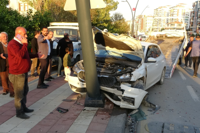 Malatya'da otomobilin çarptığı araç savrularak evin balkonuna girdi: 2'si çocuk 3 yaralı