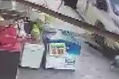 Adana'da minibüs kaldırıma çıkıp yayalara çarptı: 2 yaralı