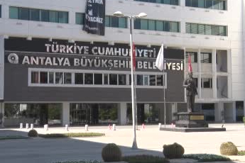 Antalya'da rüşvet soruşturmasında adliyeye sevk edilen şüphelilerden 3'ü tutuklandı