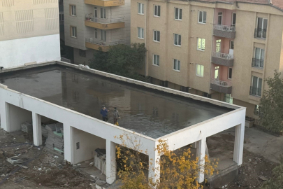 Malatya’da rezerv alandaki inşaat suyla doldu, tahliye için duvar delindi