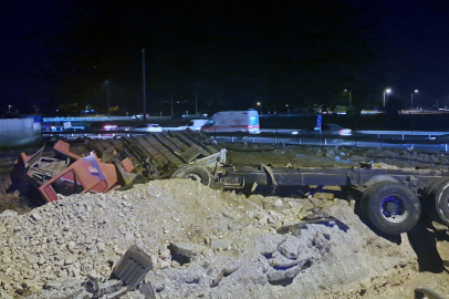 Muğla'da nar yüklü TIR şarampole yuvarlandı