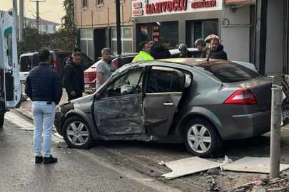 Bursa'da facianın eşiğinden döndü: Otomobille direğe girdi