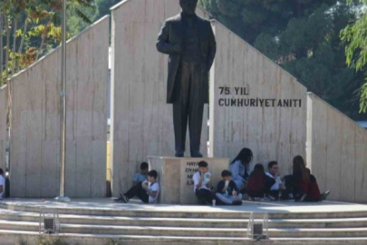 Aydın'da okul yemekhanesine alınmayan öğrenciler yemeğini sokakta yiyor