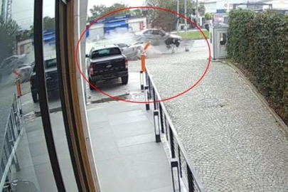 Bursa'da kontrolden çıkan otomobil satış firmasının aracına çarptı