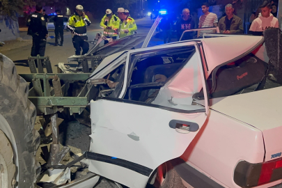 Adıyaman'da traktör pulluğu çarptığı otomobili adeta parçaladı: 1 ağır yaralı