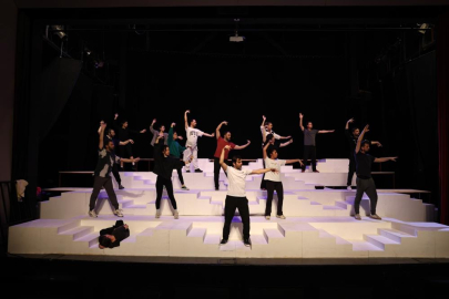 Bursa Nilüfer Kent Tiyatrosu iftiharla sunar: 'Lüküs Hayat'