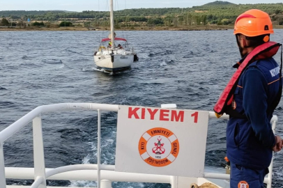 Çanakkale Boğazı’nda makine arızası yaparak sürüklenen tekne kurtarıldı