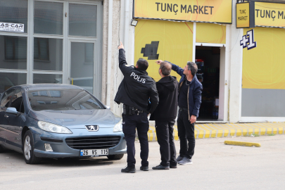 Eskişehir’de eşinin yaşadığı daireye tüfekle 2 el ateş edip kaçtı