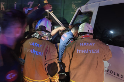 Hatay'da yolcu minibüsü traktöre çarptı: 15 yaralı