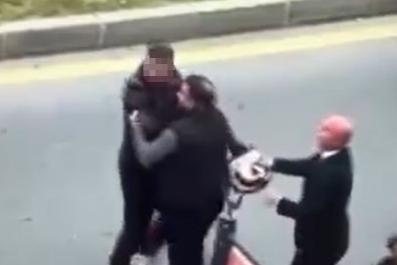 İstanbul Başakşehir’de trafikte tartıştığı motosikletliye çocuğunun gözü önünde saldırdı