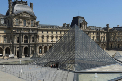 Fransa'da tarihi eserlerin çalındığı dünyaca ünlü Louvre Müzesi bugün kapalı olacak