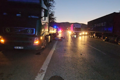 Sakarya Anadolu Otoyolu'nda feci kaza: Genç tır şoförü lastik değiştirirken başka bir tırın altında kaldı