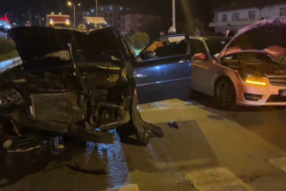 Bartın'da kırmızı ışıkta bekleyen araca çarptı, otomobilinden inerek koşarak kaçtı