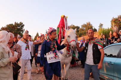 Bursa'da profesörle doçent, Yörük kıyafetiyle köy düğünü yaptı