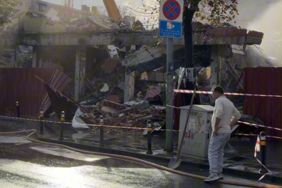 İstanbul'da kontrolsüz yıkım tehlike saçtı, bina parçaları caddeye savruldu