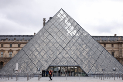 Louvre Müzesi'nden çalınan mücevherlerin değeri 88 milyon euro