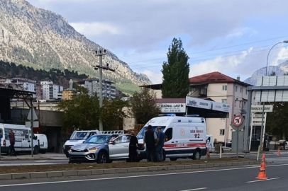 Adana'da otomobille çarpışan motosikletin sürücüsü ağır yaralandı