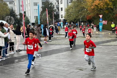 Bursa Nilüfer'de gençler ve çocuklar Cumhuriyet için koştu