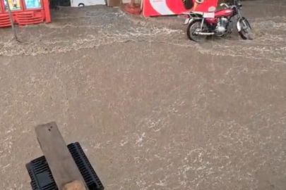 Diyarbakır'da sağanak caddeleri göle çevirdi