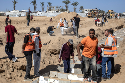 Gazze'de ailelerin teşhis edemediği 54 cenaze toplu mezara defnedildi