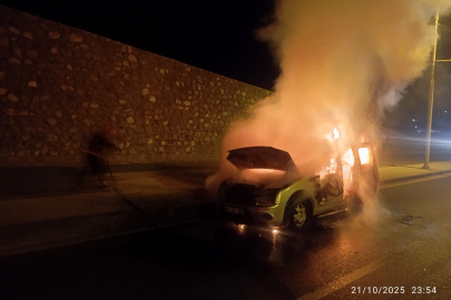 Malatya'da seyir halindeki hafif ticari araç alev aldı