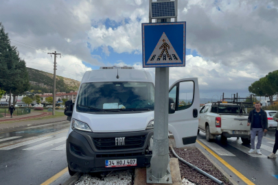 Muğla'da minibüs direğe çarptı, sürücü yaralandı