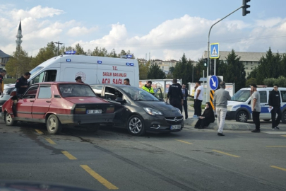 Sakarya'da duble yolda iki araç çarpıştı: 2 hafif yaralı