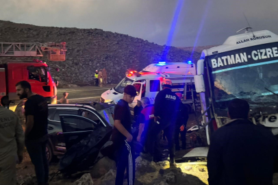 Şırnak'ta yolcu otobüsü ile otomobil çarpıştı: 1'i ağır 8 yaralı